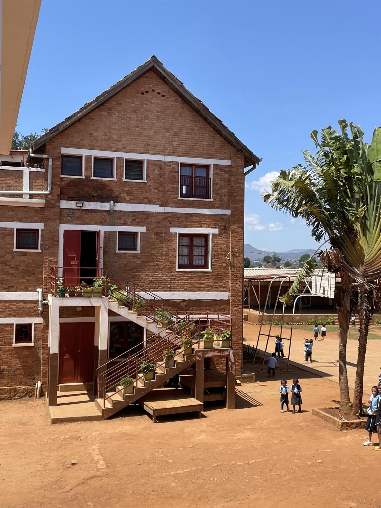 Lycee Picot De Cloriviere Dont Les Revenus Financent L'Education Des Eleves Apartment Antsirabe Exterior photo